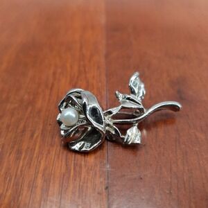 Silver Tone Rose Brooch Pin Faux Pearl Accent Elegant Vintage Flower Jewelry
